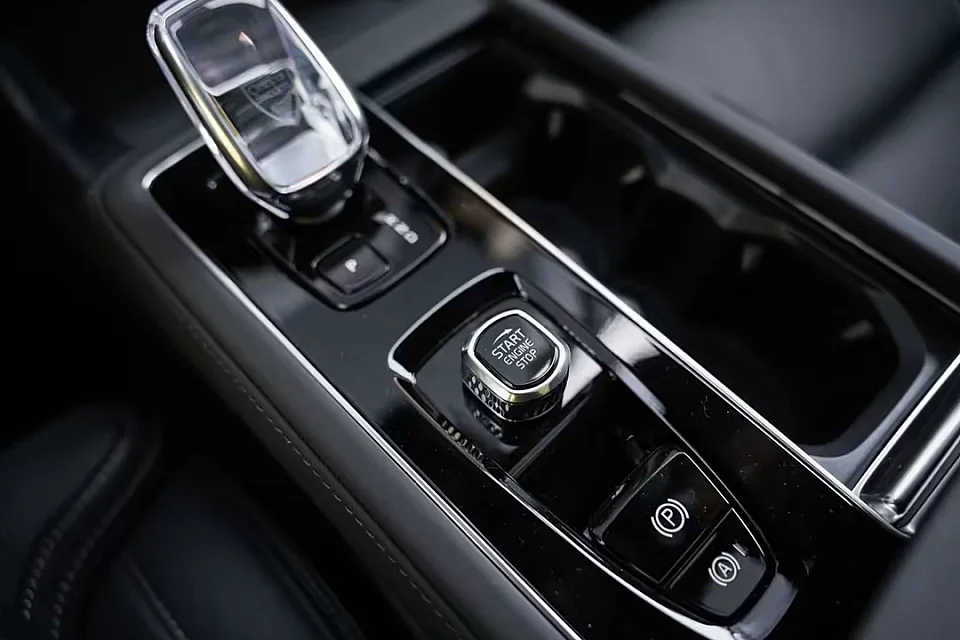 VOLVO XC90 T8 ULTRA DARK — photo 9