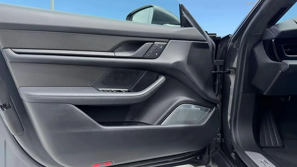 PORSCHE TAYCAN TURBO CROSS TURISMO — photo 9