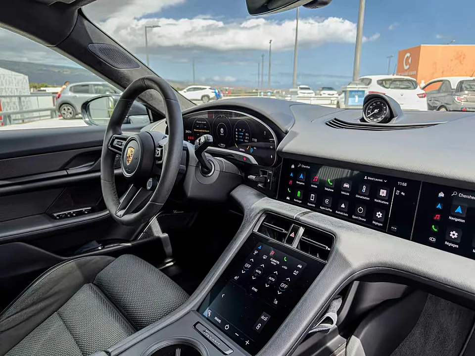 PORSCHE TAYCAN TURBO CROSS TURISMO — photo 15